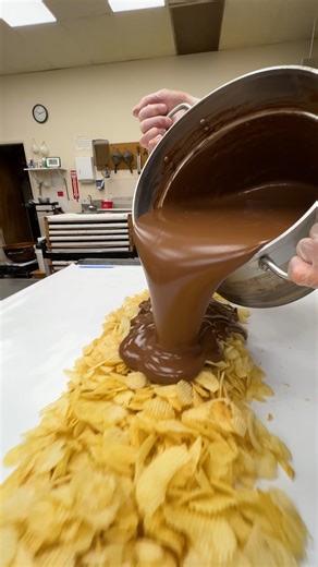 695K views · 981 reactions | Peanut Butter, Potato Chip Candy with Chocolate 樂 #candymaking #asmr | Hercules Candy Co | Facebook