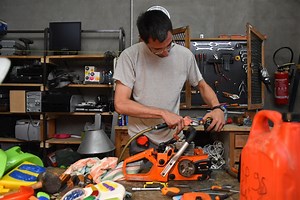 A Brioude (Haute-Loire), Réagir 43 rafistole de mille manières les objets et les êtres humains