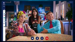 La rifa de los López Pérez culmina con éxito, peeero... ¡nadie quiere quedarse con el horroroso premio! 😥 Luis dona su asistente virtual a Germán, quien configura mal a Tomasa y ella hace de las suyas en el edificio 🤣 #Vecinos | Distrito Comedia