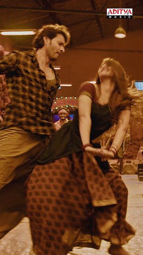 Dive into the massy dance visuals 🕺💃 of Super 🌟 Mahesh Babu & #sreeleela on the chartbuster #NakkileesuGolusu. ▶ https://youtu.be/hzPbC3xnTys #GunturKaaram #Trivikram Thaman S Meenakshi Chaudhary #NagaVamsi #ManojParamahamsa #NavinNooli #ASPrakash Haarika & Hassine Creations Aditya Music | Aditya Music