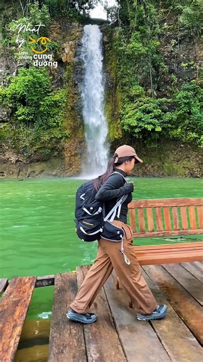 Sau hành trình trekking dài, khi hơi thở hòa cùng nhịp rừng, Thác Tiên hiện ra như phần thưởng xứng đáng. Dòng nước trắng xóa đổ xuống lòng hồ xanh biếc, tạo nên khung cảnh tựa bồng lai tiên cảnh — nơi mọi mệt mỏi tan biến, chỉ còn lại sự an nhiên giữa thiên nhiên Măng Đen. #BacktoNature #MăngĐen #Bitour #NhatKyTrenNhungCungDuong | BiTour.vn