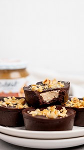no-bake brownie cups, filled with a creamy nut butter filling, topped with dark chocolate!? YES PLEASE 😍 These are perfect if you want to make something easy, yet nourishing, and INCREDIBLY delicious. 🤌🏼 They’re also great to meal-prep and keep in the fridge for whenever your sweet tooth needs satisfying 🥰 AD / I used @buttanutt Cinnamon Macadamia Butter to add a cosy, wintery flavour and it did not disappoint 😍😍 You HAVE to make these. There’s seriously no reason not to 💁🏻‍♀️ You will n