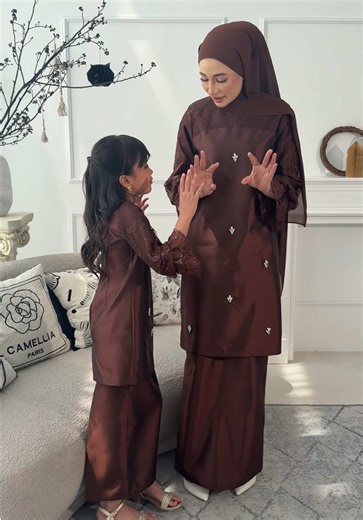 Team Rich Brown mana? Kumpul sini 🤎✨ Bayangkan pakai pagi Raya… memang terus jatuh cinta! Min honestly in love dengan Iris Kurung ni colour dia classy, details dia elegant, memang perfect untuk Syawal. Lagi cute sebab boleh matchy-matchy dengan your kids tau! 🥹 LAST CALL untuk Iris Kurung! Kita akan restock sekali lagi sahaja, lepas ni memang no restock dah. Jangan lupa join Live Launching esok jam 8 malam tau ✨ Ini juga collection terakhir sebelum Syawal, so make sure grab cepat! 🛍️🤎 #irisk