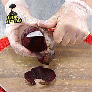 Hice esta receta con remolacha y quedé sorprendida con el resultado!! Ingredientes: 1 remolacha; 1 pepino; 1 limón; 1 patata; ½ cebolla; perejil y cebollino; 3 huevos; sal; pimienta negro; perejil y cebollino; | CNB Medios y Marketing