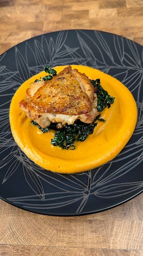 Alessio Pellizzoni on Instagram: "POLLO CROCCANTE, PATATA DOLCE E CAVOLO NERO! 🍠🍗🥬 Hai la tua crush a cena e non vuoi rovinare tutto? Ecco la soluzione! Sto piatto è una bomba. Croccante, cremoso, succoso, sapido. Fidati di me. Fallo e non te ne pentirai. ❤️ INGREDIENTI per 2 persone: 2 sovraccosce di pollo 2 patate dolci 40g burro 250ml latte intero 8 foglie di cavolo nero Pecorino, soia, olio evo e limone qb Burro e rosmarino qb per nappare PROCEDIMENTO: Tagliamo le patate dolci belle fini.