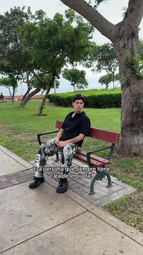 Esa persona que siempre tiene cara de enojada: ¿por qué y cómo entenderla?