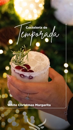 🥥✨ 𝗔𝗹𝗴𝘂𝗻𝗼𝘀 𝘀𝗮𝗯𝗼𝗿𝗲𝘀 𝗹𝗹𝗲𝘃𝗮𝗻 𝗹𝗮 𝘁𝗲𝗺𝗽𝗼𝗿𝗮𝗱𝗮 𝗮 𝗼𝘁𝗿𝗼 𝗻𝗶𝘃𝗲𝗹. Nuestra 𝗪𝗵𝗶𝘁𝗲 𝗖𝗵𝗿𝗶𝘀𝘁𝗺𝗮𝘀 𝗠𝗮𝗿𝗴𝗮𝗿𝗶𝘁𝗮 combina el carácter distintivo del tequila con la suavidad cremosa del coco y la elegancia cítrica del Cointreau, logrando una mezcla sutil y equilibrada. 𝗨𝗻 𝗰𝗼́𝗰𝘁𝗲𝗹 𝗾𝘂𝗲 𝗺𝗼𝗱𝗲𝗿𝗻𝗶𝘇𝗮 𝗲𝗹 𝗰𝗹𝗮́𝘀𝗶𝗰𝗼 𝗺𝗲𝘅𝗶𝗰𝗮𝗻𝗼, 𝗽𝗲𝗻𝘀𝗮𝗱𝗼 𝗽𝗮𝗿𝗮 𝗱𝗶𝘀𝗳𝗿𝘂𝘁𝗮𝗿 𝗱𝗶𝗰𝗶𝗲𝗺𝗯𝗿𝗲 𝗰𝗼𝗻 𝘂𝗻 𝘁𝗼𝗾𝘂𝗲 𝗱𝗶𝘀𝘁𝗶𝗻𝘁𝗼 𝘆 𝗺𝗲