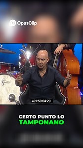 Un romano in macchina ci vive! 😂 #mauriziobattista #comico #romano #traffico #incidente #macchina #vita | Enrico Falsetti