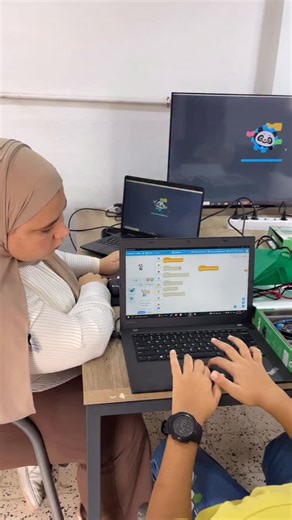 👩‍🏫 NOUR, notre coach en robotique, nous montre ce que réalisent nos jeunes génies ! Avec le MOBOT 2, notre kit programmable, ils apprennent à programmer des moteurs et à donner vie à leurs robots 🤖✨ Les inscriptions sont toujours ouvertes ! 📞 Appelez-nous au 0556 32 80 78 pour rejoindre l’aventure !. #moteur #robot #scratch #mblock #robotique #robotics #teacher | Techmology