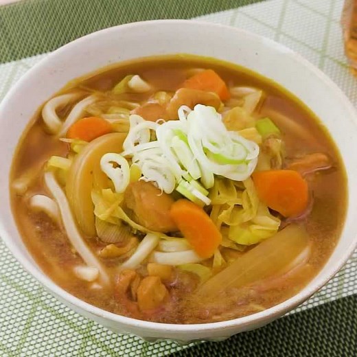 残ったカレーをお手軽アレンジ♪ 簡単カレーうどんのレシピ動画・作り方 | デリッシュキッチン