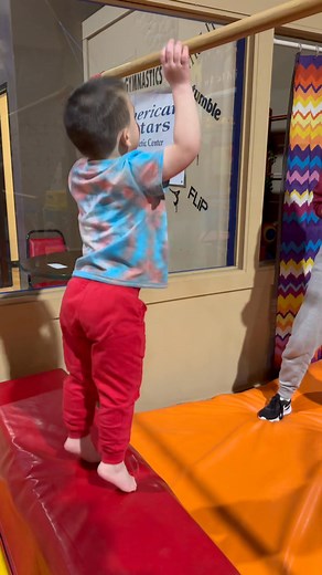 👨‍👩‍👧‍👦FAMILY FRIDAY👨‍👩‍👧‍👦 💪 Levi is a BEAST!! 😝 The pure example of crazy boy!! 👦 ✅ And let me tell you, he loves getting this energy out at gymnastics!!! 🤸‍♂️ 😁 We have so much fun every week!! 🙋‍♂️ At his age we have to be in his class, so I get to watch all of the excitement first hand!! 🤩 👀 Check this out. Yes… he’s 3 1/2…. ‼️ | Steven Betel