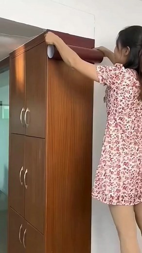 The furniture, tables and chairs are worn out or the paint has fallen off. You can try this renovated wood grain sticker, which is beautiful and easy to use