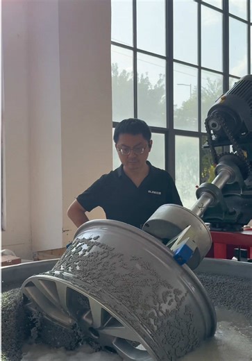 Fully automatic grinding machine, good helper to free your hands.#wheelrepair #rimrepairmachine #diamondcut #automobile #expert #factory #polishing #لون #rimrepair