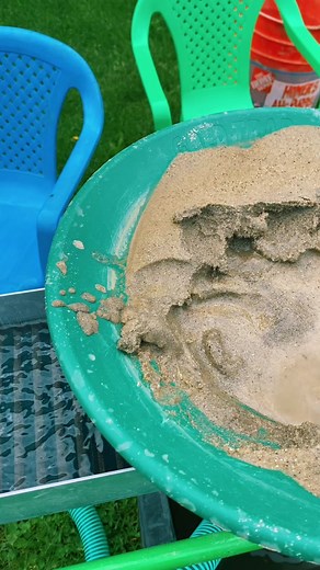 Gold concentrating with my cleanout sluice #sluicebox #gold #emas #oro #altin #goldpanning #minerals #goldrush #minecraft