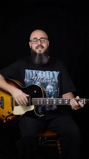 A técnica de fingerpicking é muito utilizada no blues. Nesta aula mostro um shuffle básico pra você começar a destravar sua mão direita. Assista a aula completa na minha plataforma, o link tá na bio! . #fingerpicking #dedilhado #guitarra #violao #guitarrablues #blues #raizesdaguitarrablues #bluesguitar #historiadoblues | Ricardo Maca