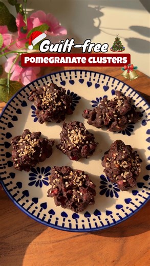 Vanshika Khurana on Instagram: "Recipe ⬇️ ✅Ingredients- 80g of 70-85% dark chocolate ½ cup pomegranate seeds 3 tbsp pumpkin seeds 2 tbsp sunflower seeds ½ scoop @ozivanutrition Plant Protein 1 tsp oil (to melt the chocolate smoothly) White sesame seeds (optional topping) ✅How to Prep - •Melt the chocolate in a bowl with 1 tsp oil (microwave or double boiler) until smooth and glossy. •In a separate bowl, mix the protein powder, pumpkin seeds, sunflower seeds, and pomegranate. •Pour the melted cho