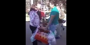 Graban supuesta discusión entre inspectores y vendedor de jugos