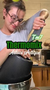 Nouvelle rubrique : astuces Thermomix 💚 Aujourd’hui, je vous montre comment détacher une pâte dans les deux bols du Thermomix. Comme les lames ne bougent toujours pas, on va utiliser la spatule, côté dos. On va ensuite verser le contenu du bol dans un autre bol ou directement sur un plan de travail bien plat. Puis, à l’aide de la spatule, on va tourner, tourner, tourner, jusqu’à ce que la pâte se coupe et tombe. Je sais que tu vas te poser la question : « Et la pâte qui reste coincée sur les la
