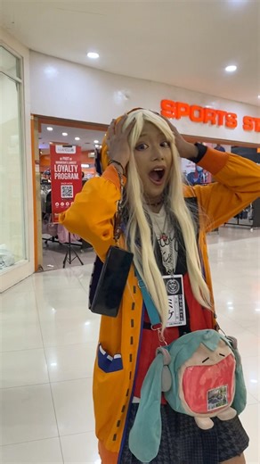 RUNA YOMOZUKI WAS SURPRISED WHEN SHE MEETS BALD MIKU AT THE SURABAYA ATOM MARKET 😹👨‍🦲🩵😟 #COSPLAY