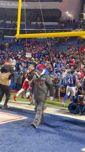 Bills fans started throwing snowballs at Patrick Mahomes as he left the field. 😬 (🎥: CameronWolfe/X) | theScore