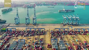 Have you ever seen a port operating on its own? How can port cars be driverless? Qingdao Port Automation Terminal might answer these questions. Here no human is to be found on the dock when a container vessel is unloaded. Follow CGTN reporter Saina and British blogger Jason Lightfoot to unravel the secrets behind Asia's first unmanned container port. #Chinabyroad | CGTN
