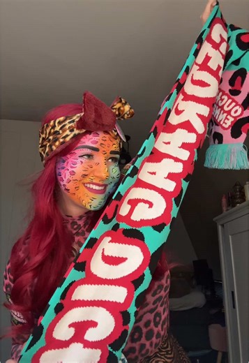 Samen gans dr aaf met deze fantastische items van @Studio Vastelaovend @Studio Meex ✨🥳🥰 Shop : deze geweldige sjaal (lang , werm en ontzettend sjiek) De vette buttons & lekker plekke mit de leuke stickers. Ich bun ready❤️💛💚 #maastricht #carnavalslook #carnavalinspo #schminkinspiratie #remunj #roermond #schminken #schmink #vastelaovend #carnaval #11evande11e #trend #panterprint #schminktutorial