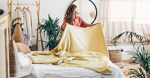 L'astuce magique pour plier des draps sans qu'ils prennent de place