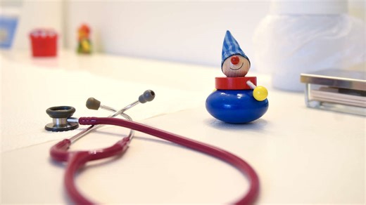 Ist das Kind krank und noch nicht 12 Jahre, können Eltern sich von der Arbeit freistellen lassen