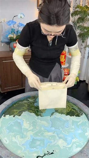 Use the color scheme mix with water to made a beautiful bag