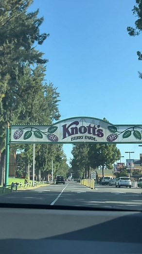 letting my inner snoopy girlie out when im at knotts i love snoopy and the peanuts gang 🥹 #knottsberryfarm #snoopy #comewithme #themepark #california #snoopy #peanutsgang