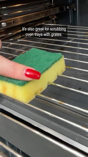 This Sponge Will Replace Your Expensive Kitchen Scrubbers! #KitchenHacks #DIYCleaning #SpongeTrick