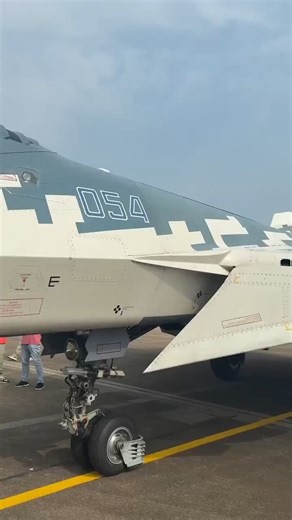 El Su-57, el caza más avanzado de Rusia, se exhibe con agujeros en el fuselaje y tornillos mal puestos. La aeronave ha sido objeto de burlas tanto por observadores externos como por los propios asistentes del Airshow de China. #ZhuhaiAirshow2024 #AirshowChina #China #AirShow2024 | México Aeroespacial y Defensa