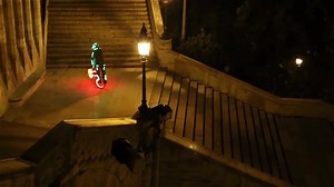 BMX Weltmeister Adam Kun trickst mit BMX und bunten Lämpchen! DAS LED-BMX -> http://mpora.de/articles/led-bmx.html | Explore Magazine