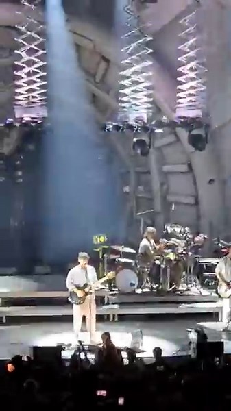 Vampire Weekend "A-Punk" Live! #vampireweekend #concert #livemusic #punk #concertlife #classicsongs