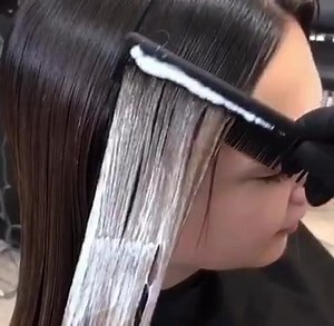 Would you try this wet comb balayage technique?! 👉 “ Creating HI's, Low's and a beautiful flawless finish (Always starting with a dry cut before paint and starting the paint in the front first💇🏻)” @paintedhair Redken | Hairbrained