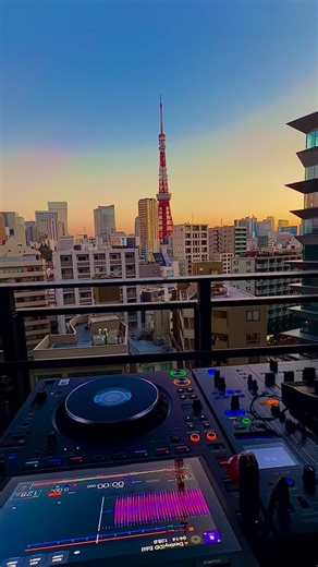 DAISHI DANCE on Instagram: "AM6:50 東京タワー深夜点灯してたので急遽朝5時からDJ撮影臨時便しました🗼 日曜にベランダDJ配信予定です🫡 #CDJ3000X #東京タワー"