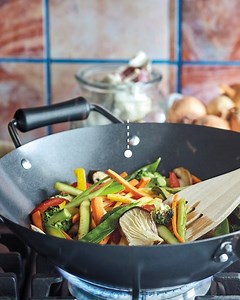 ¡Un toque asiático en tu cocina! El Wok de Ken Hom es tu mejor aliado a la hora de preparar los platos más sabrosos por su durabilidad y versatilidad.🧑‍🍳 Lo podrás encontrar en El Corte Inglés con un 20% de descuento. #MyECIDeco bit.ly/3o3s2tt | El Corte Inglés