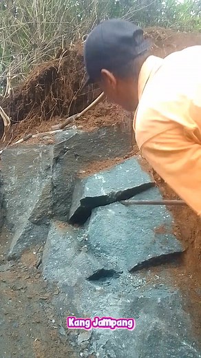 NATURAL STONE Technique for dismantling rocks in the corner of two narrow gaps #natural_stone #naturalstone #tradisional_manufacture #back_to_nature #stone_quarry #stone #quarry #diy #tutorial | Kang Jampang