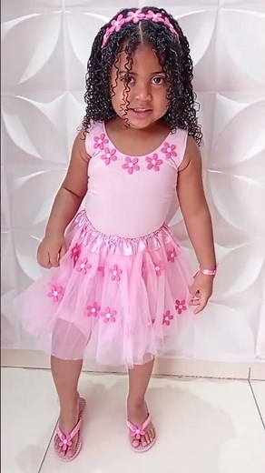 🌷 Desfile da escola ela foi vestida de flores.