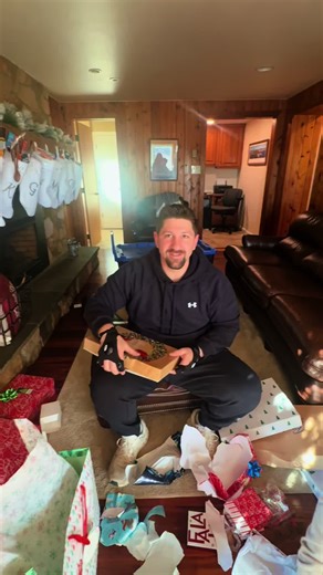 The highlight of my Christmas! Sending @Caitlyn Arnold and @Arny02 to see the Cubbies @Cubs #firstklasequine #christmas #cubsbaseball