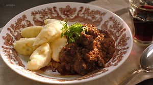 Kančí guláš s rumem a krupicové noky s tymiánem | Karolína, domácí kuchařka | Stream