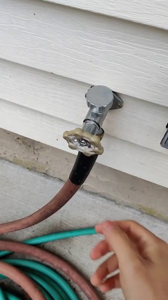 [LOUD VIDEO WARNING] Outside faucet makes a loud noise when turning it on