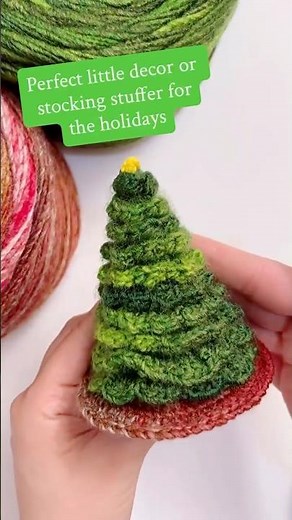 Would you crochet this no-sew Christmas amigurumi tree? Happy to share it for FREE!