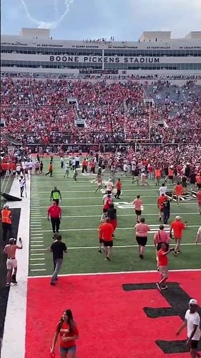 WATCH: Oklahoma State fans storm the field after upsetting No. 6 Oregon