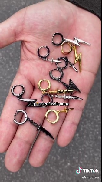 Consejos de moda masculina: Cómo elegir los mejores aretes para complementar tu terno