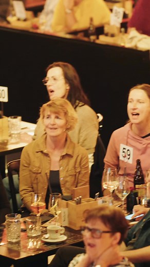 Birgit Denk - Allgesang im VZ-Klagenfurt am 05.12.2025. Erleben Sie mit Birgit Denk und Martin Mader am Keyboard die schönsten Weihnachtslieder in gemütlicher Runde. Gemeinsam singen wir die bekanntesten und stimmungsvollsten Weihnachtslieder und garantieren Ihnen eine unvergessliche Weihnachtsstimmung. Texte, Hintergrundgeschichten und gute Laune inklusive! Lassen Sie sich von Birgit Denks mitreißender Art und ihrer starken Stimme begeistern und genießen Sie einen Abend voller Musik und Gemeins