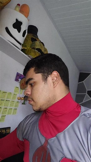 Meu bigode sumiu — cosplay Thragg sem bigode (Invincible)