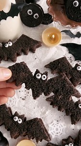 DARE to take a bite out of these spooky Vegan Bat Cookies🦇 Melt in the mouth chocolate cookies with a chocolate filling! So yummy! RECIPE IN COMMENTS ⬇️⬇️⬇️⬇️ #vegancookies #halloweencookies #halloweenbaking #easyrecipes #spookyseason #veganrecipes #halloweenbakes #halloweenideas #batcookies #cookiedecorating #spookybaking | The little Blog of Vegan
