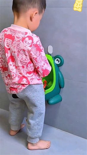 Say Goodbye to Potty Training Struggles with This Fun Urinal! Buy Here👉: https://mishbaby.com/frog-boy-urinal 🚽 Cartoon Baby Toilet Urinal – Fun Frog-Shaped Potty Trainer for Boys! 🐸 Turn potty training into a playful adventure with this Wall-mounted Urinal designed especially for boys. The cute frog shape and leak-proof design make it both engaging and practical for your little one. 🌟 Key Features: High-Quality Material: Made from durable PP for long-lasting use. Perfect for Boys: Specially