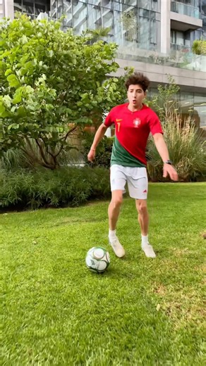 NIÑOS JUGANDO FUTBOL ⚽️